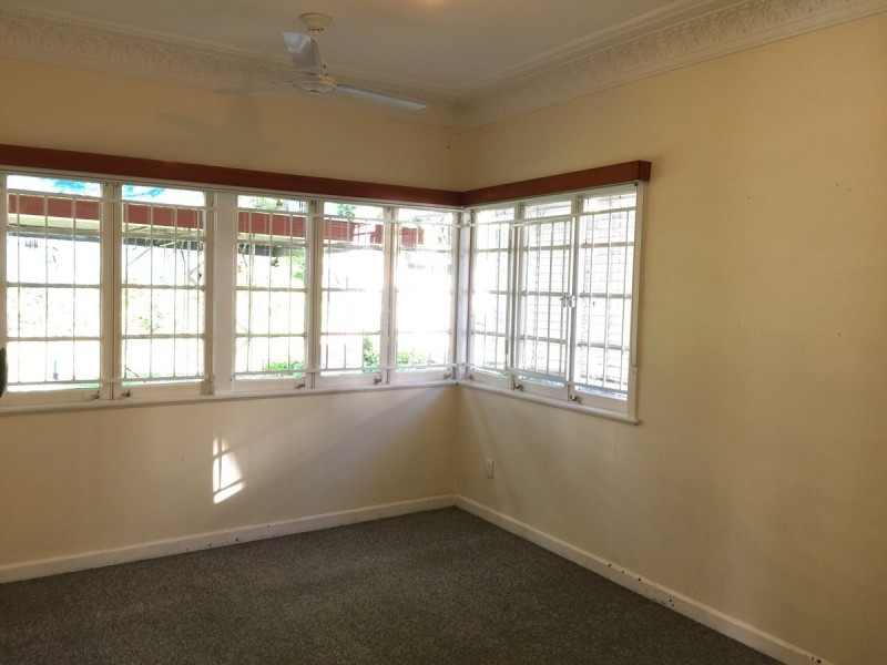 87 Tenth Avenue, St Lucia QLD 4067