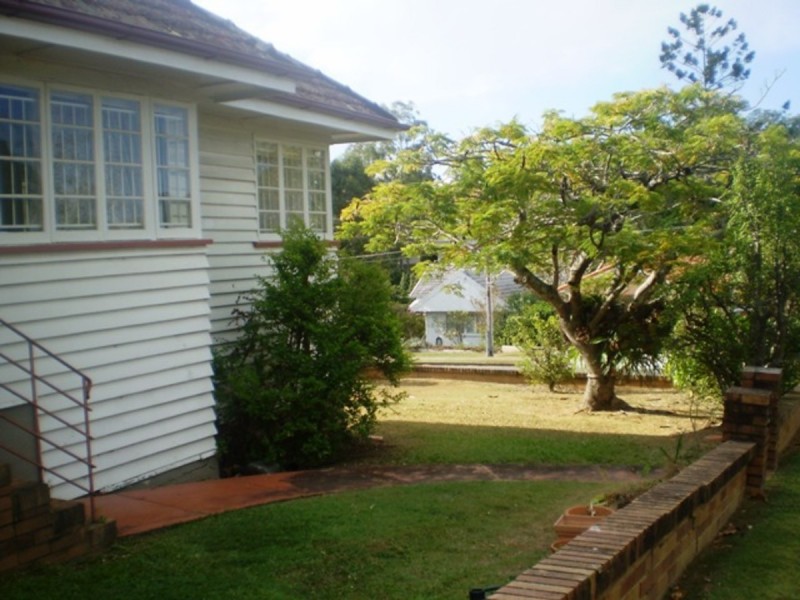 87 Tenth Avenue, St Lucia QLD 4067
