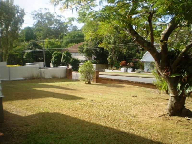 87 Tenth Avenue, St Lucia QLD 4067