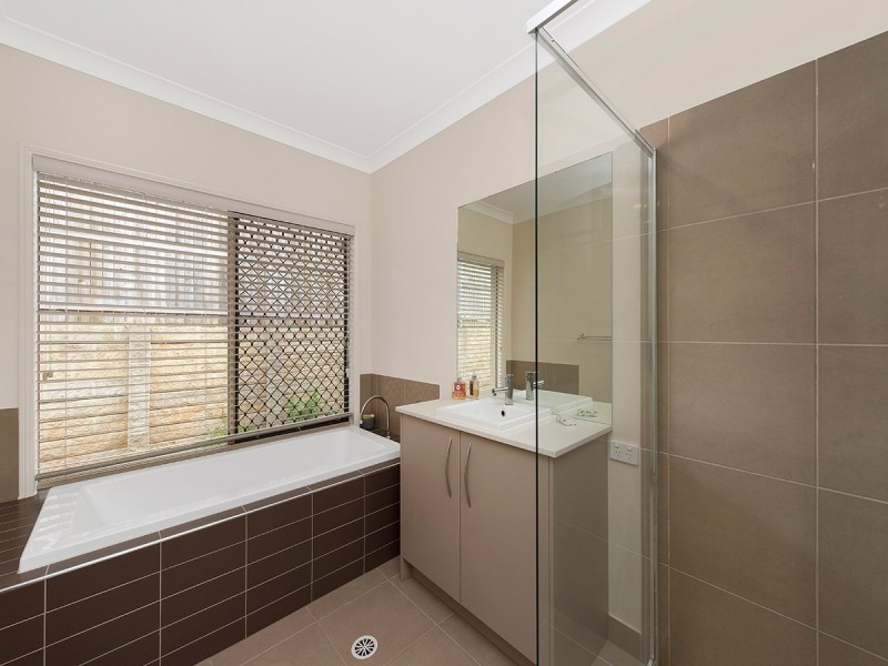 205 Gibson Crescent, Bellbowrie QLD 4070