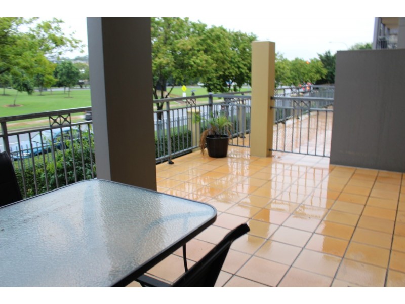 2/300 Sir Fred Schonell Drive, St Lucia QLD 4067