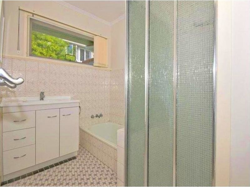 8 Harvard Street, Kenmore QLD 4069