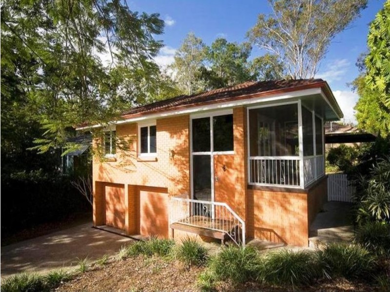 8 Harvard Street, Kenmore QLD 4069