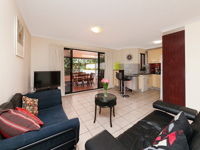 2/194 Carmody Road, St Lucia QLD 4067