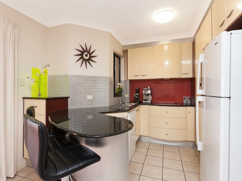 2/194 Carmody Road, St Lucia QLD 4067