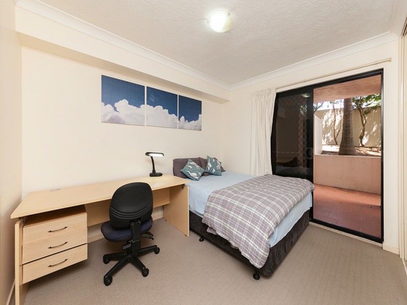 2/194 Carmody Road, St Lucia QLD 4067