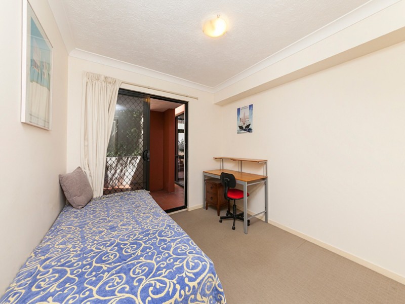 2/194 Carmody Road, St Lucia QLD 4067