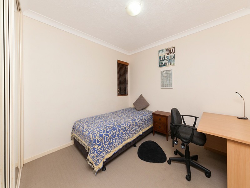 2/194 Carmody Road, St Lucia QLD 4067