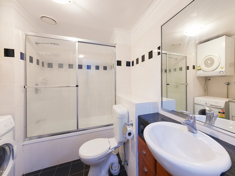 2/194 Carmody Road, St Lucia QLD 4067