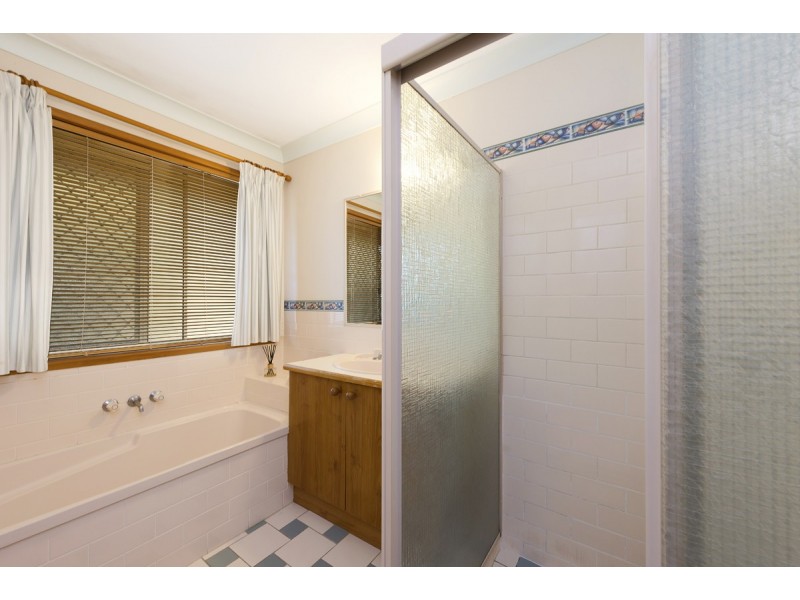 4 Lagoon Crescent, Bellbowrie QLD 4070