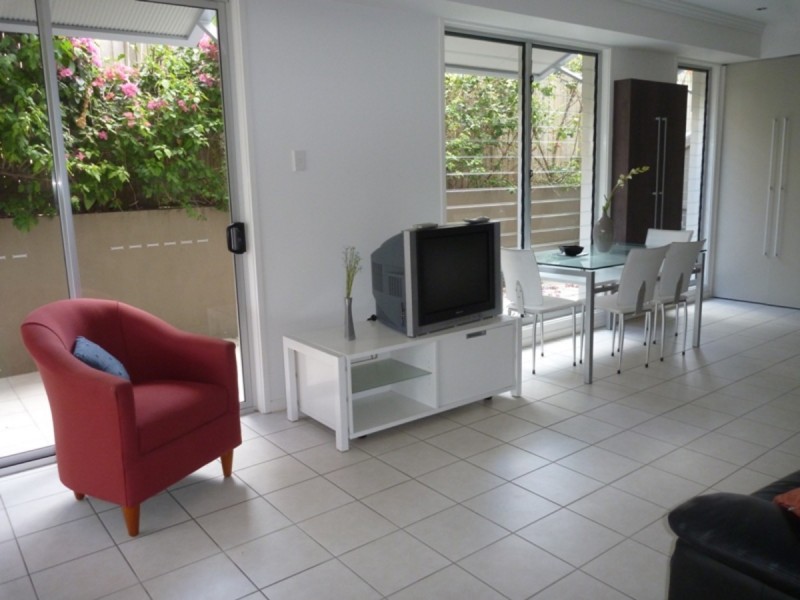 1/106 Carmody Road, St Lucia QLD 4067