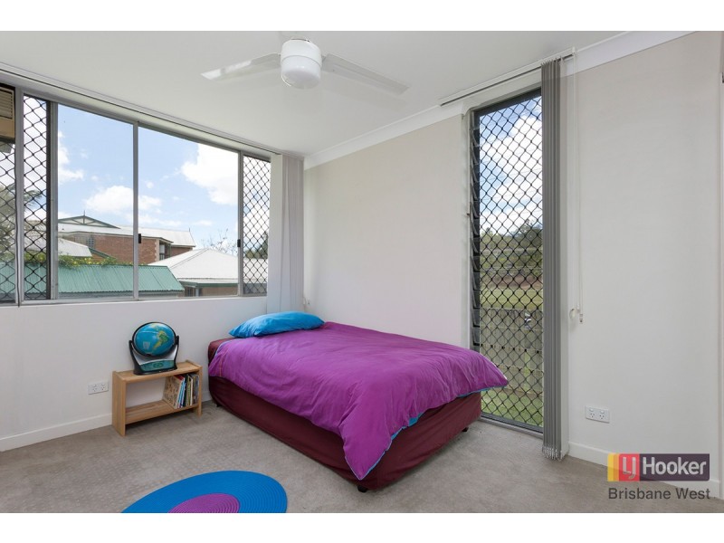 1/242 Carmody Road, St Lucia QLD 4067