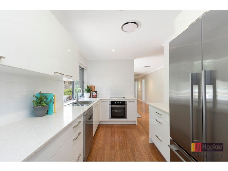 5 Azure Court, Bellbowrie QLD 4070