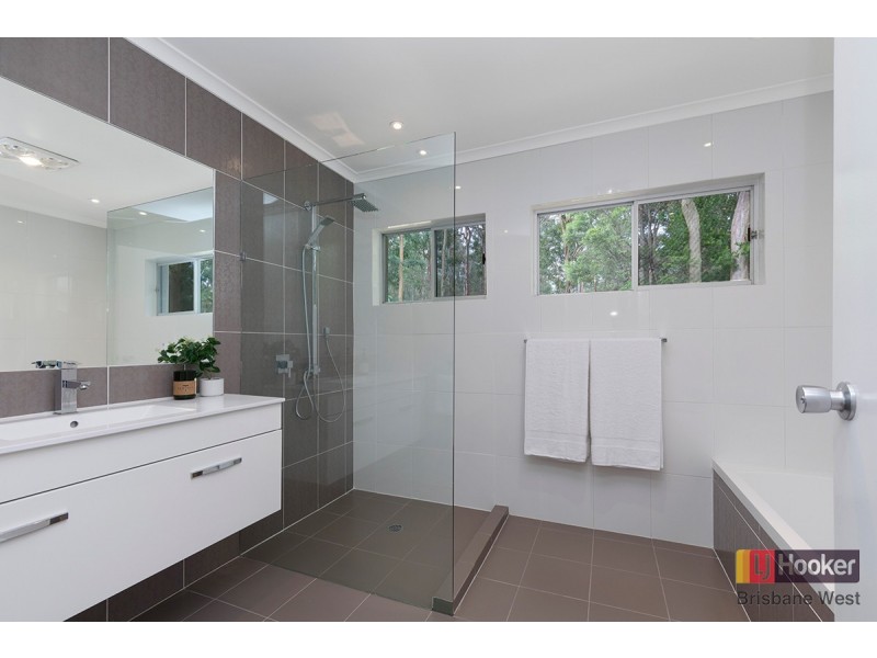 5 Azure Court, Bellbowrie QLD 4070