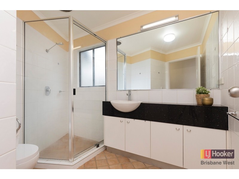 1/260 Sir Fred Schonell Drive, St Lucia QLD 4067