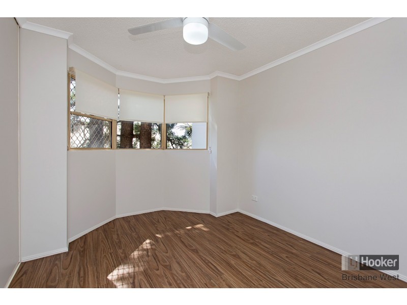 2/15 Clarence Road, Indooroopilly QLD 4068