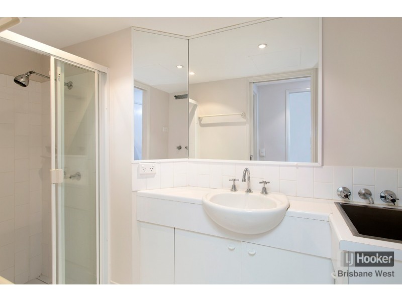 2/15 Clarence Road, Indooroopilly QLD 4068
