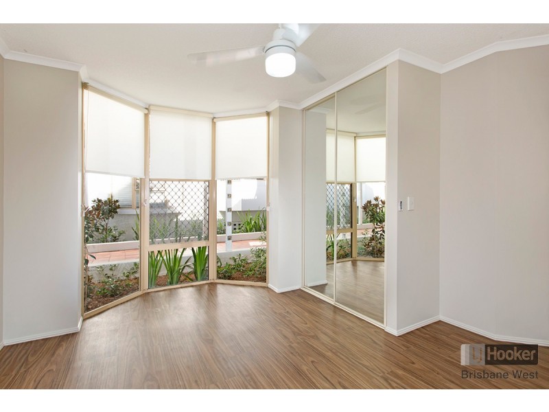 2/15 Clarence Road, Indooroopilly QLD 4068