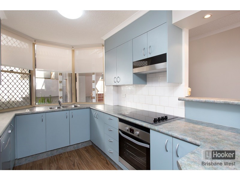 2/15 Clarence Road, Indooroopilly QLD 4068