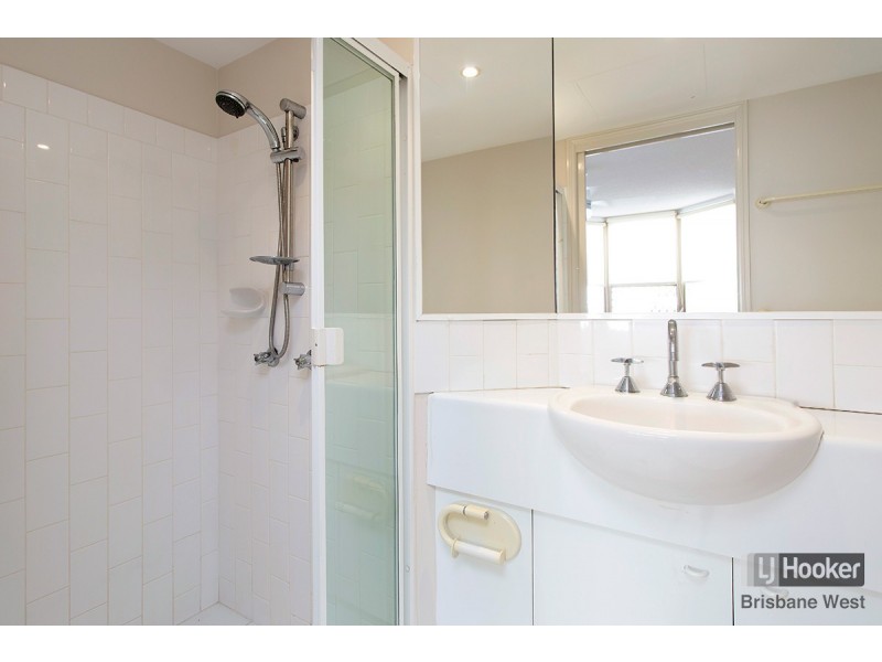 2/15 Clarence Road, Indooroopilly QLD 4068