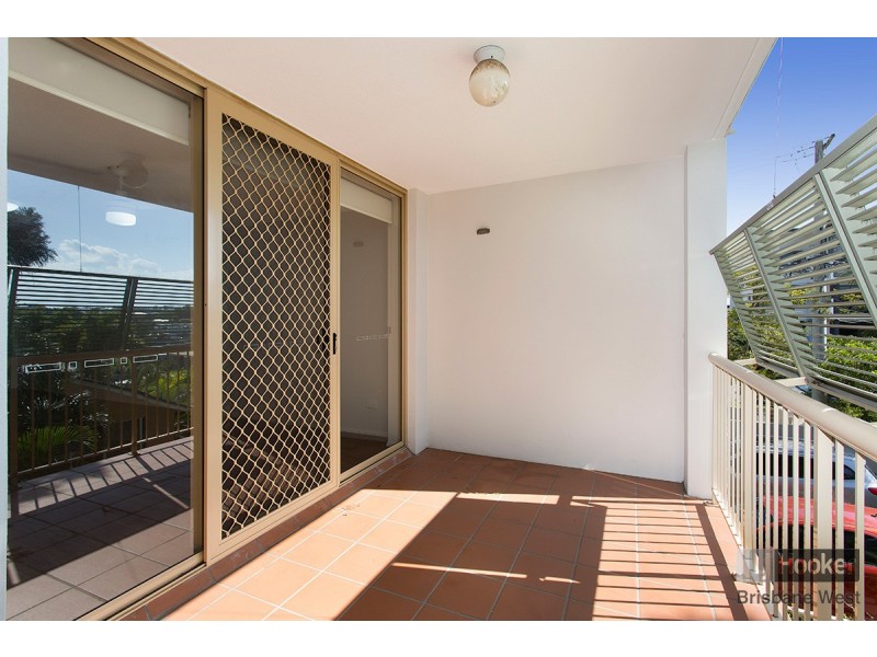 2/15 Clarence Road, Indooroopilly QLD 4068