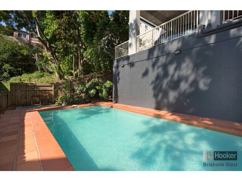 2/15 Clarence Road, Indooroopilly QLD 4068