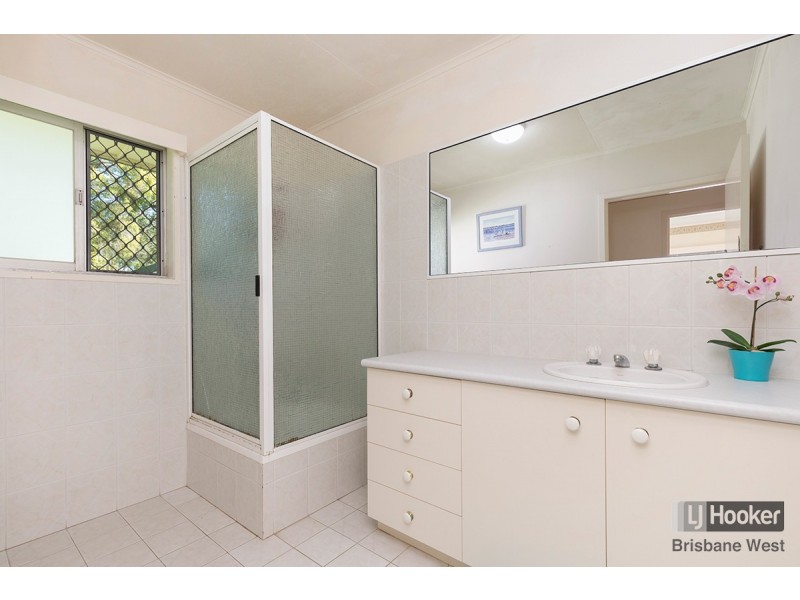 4 Durness Street, Kenmore QLD 4069