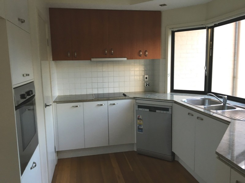 38 Raven Street, St Lucia QLD 4067