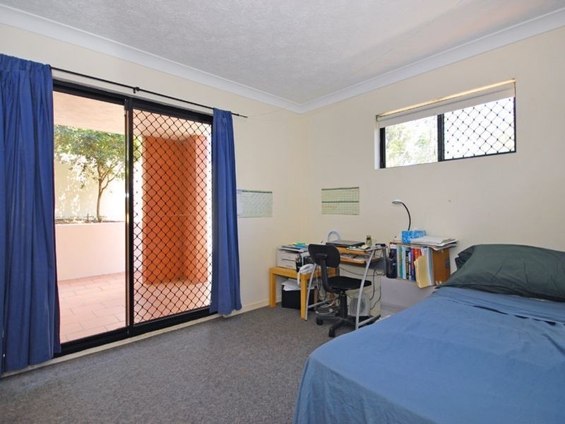 1/194 Carmody Road, St Lucia QLD 4067