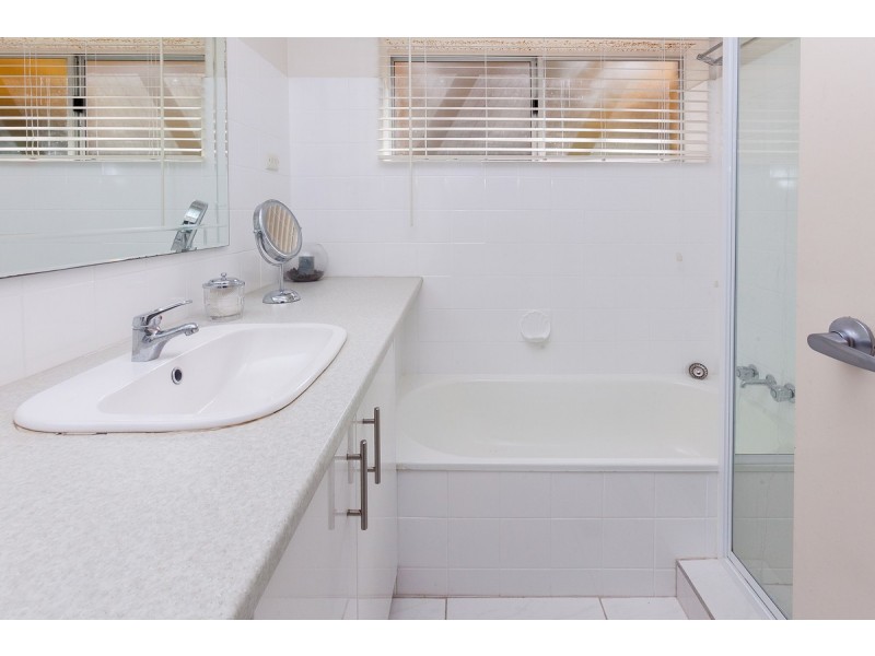 1/60 Sisley Street, St Lucia QLD 4067