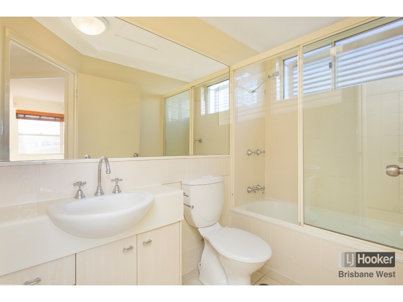 25 Dengate Lane, St Lucia QLD 4067