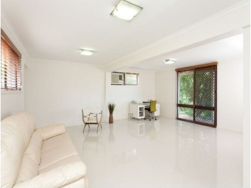 10 Kiandra Street, Chapel Hill QLD 4069