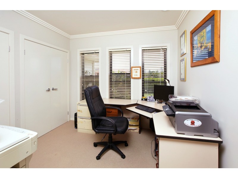 4 Barcoo Crescent, Sinnamon Park QLD 4073
