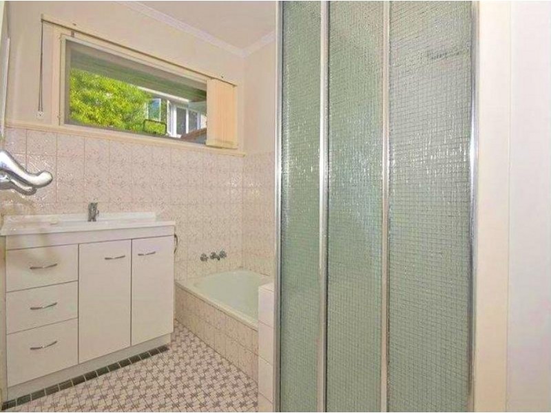 8 Harvard Street, Kenmore QLD 4069