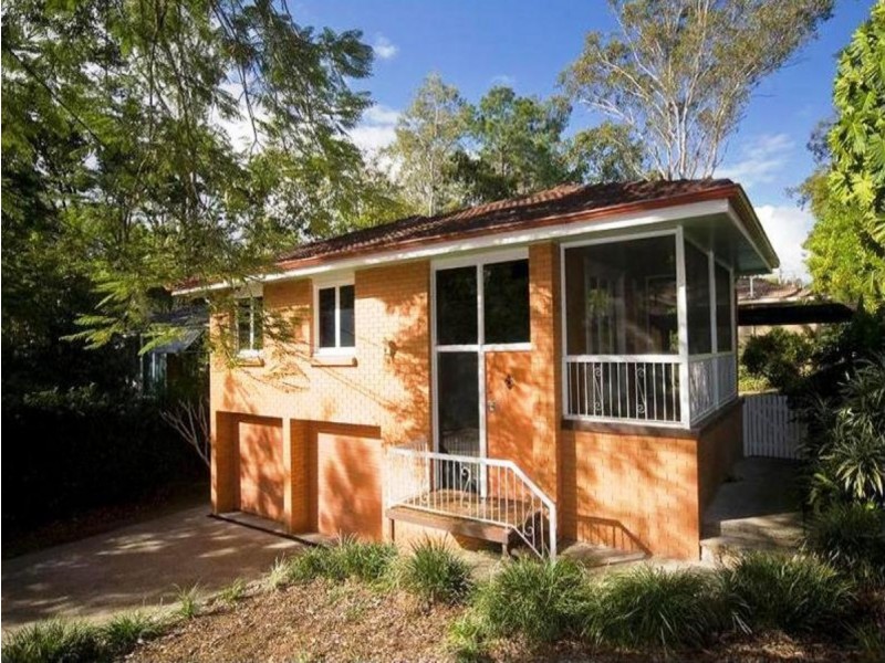 8 Harvard Street, Kenmore QLD 4069