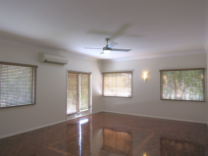 11 Depper Street, St Lucia QLD 4067