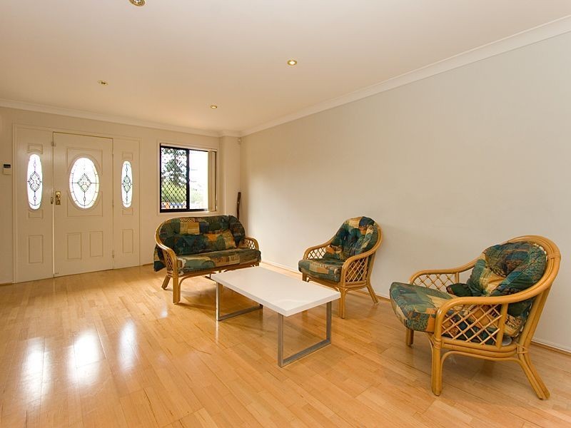 2/10 Montrose Road, Taringa QLD 4068