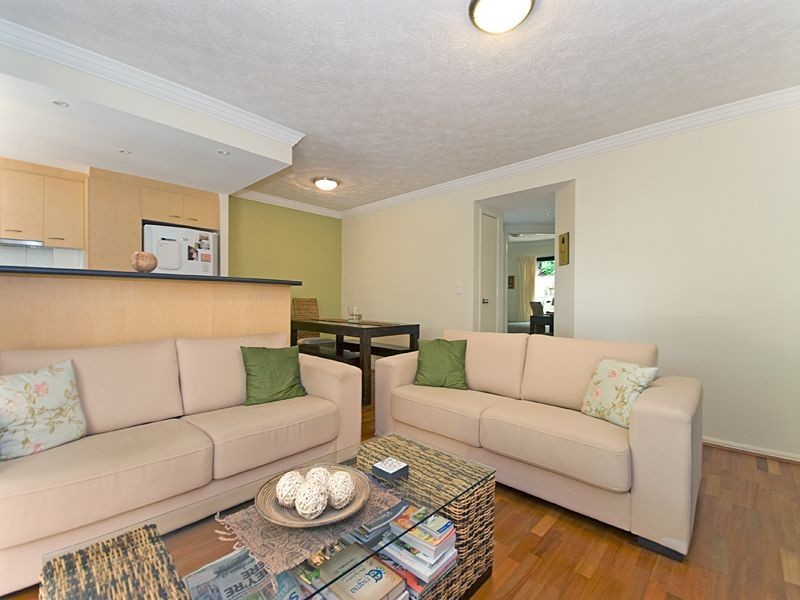 9/182 Carmody Road, St Lucia QLD 4067