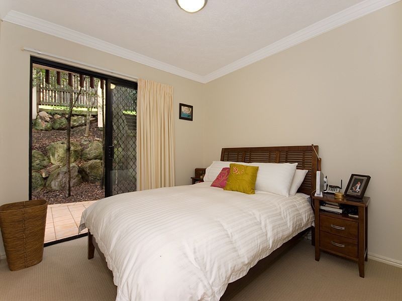 9/182 Carmody Road, St Lucia QLD 4067