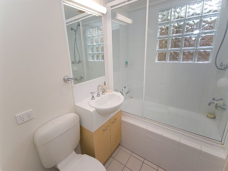 9/182 Carmody Road, St Lucia QLD 4067