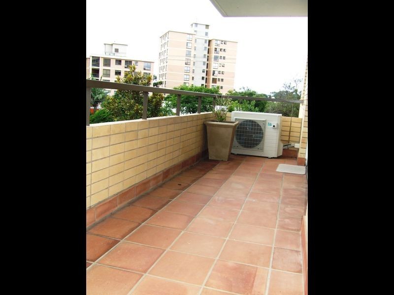 10/36 Jerdanefield Road, St Lucia QLD 4067