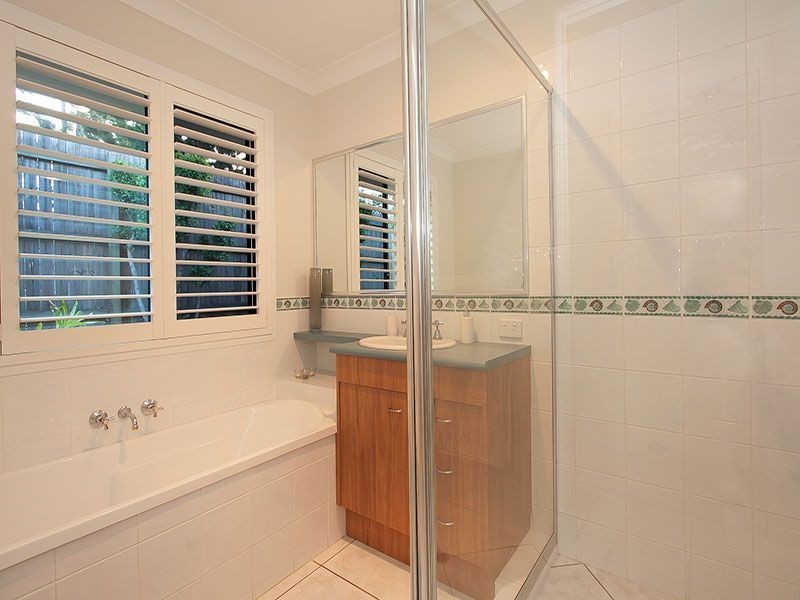 16 Ellerwood Place, Sinnamon Park QLD 4073