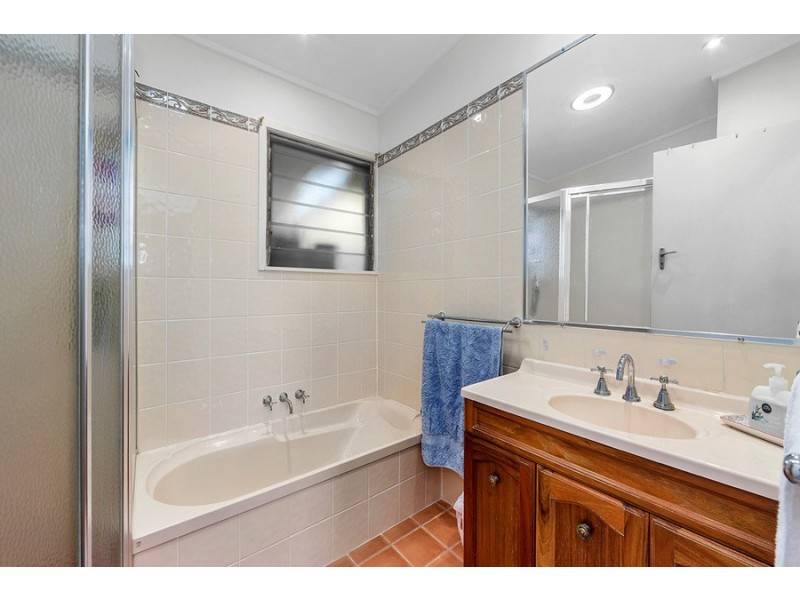 5 Baloo Street, Holland Park West QLD 4121