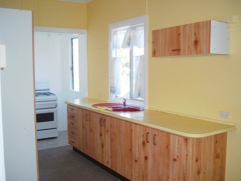 8 Cradock Street, Holland Park QLD 4121