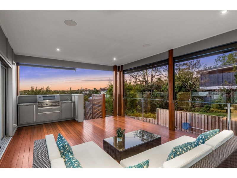 15 Sylvia Street, Camp Hill QLD 4152