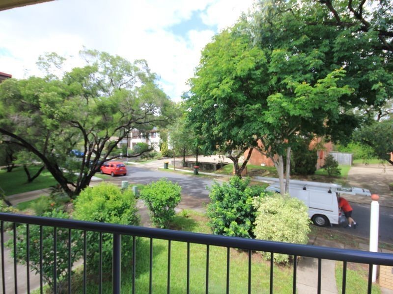 3/2 Raintree Street, Mansfield QLD 4122