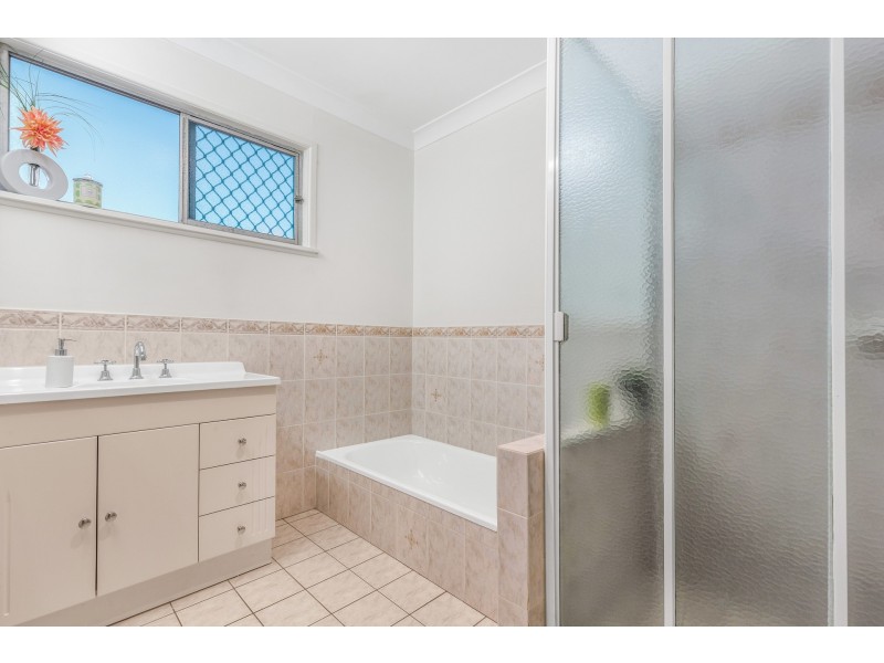 12 Pareena Crescent, Mansfield QLD 4122