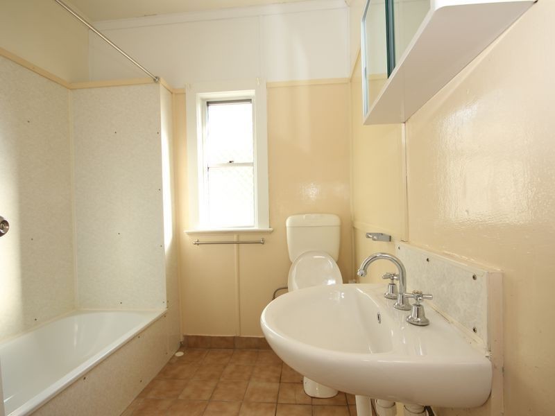 302 Nursery Road, Holland Park QLD 4121