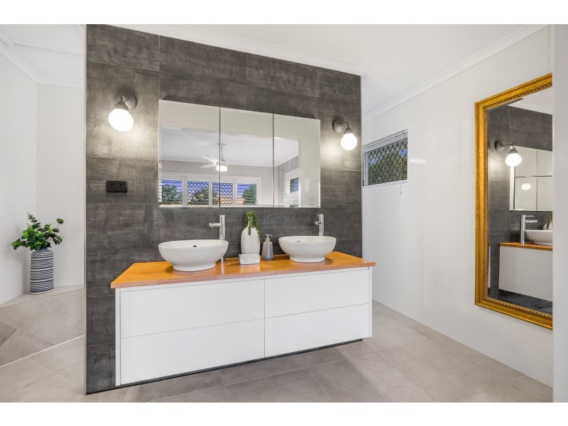 27 Raintree Street, Mansfield QLD 4122