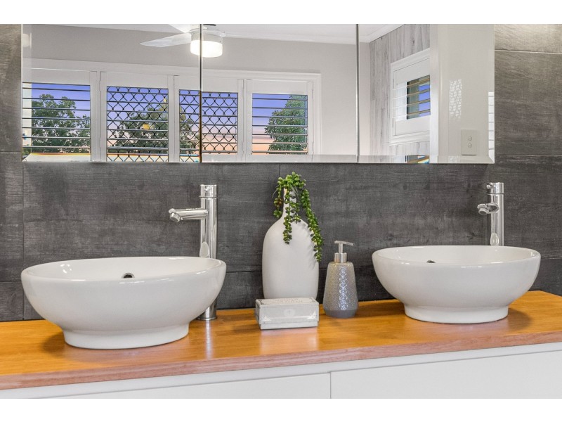 27 Raintree Street, Mansfield QLD 4122